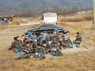 3중대 야외에서 먹는 라면..