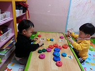 원목 블럭을 끼워요
