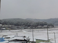 눈 덮힌 마을 전경