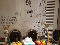 수려한 나비촛대로 꾸민 ..