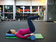 폼롤러 이용한 스트레칭 ..