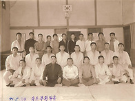 76년 유도부원 일동기념찰..