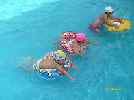 수영장에서........