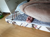 다리를 하늘에 뻗치고 잠들..