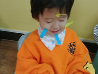 수염을 붙여요(다시 보냅니..