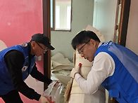 도배봉사사진- 사랑쉼터의..