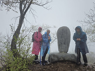 우중산행의 조령산에서 물..