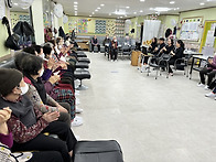 진해주간보호센터 위문공연..