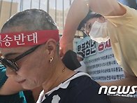 삭발하는 탈북 여성