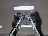 본당 높은 천장 전구교체작..