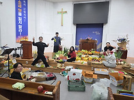 추수감사절 강단 장식 작업