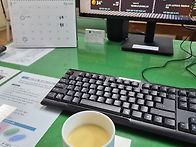 마을회관서 화단에 풀뽑고..