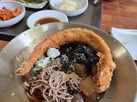 메일면 위에 장어 튀겨 얹..