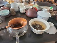 맑은 찻잔에 마음을 다듬고..