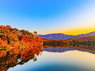 가을 호수 반영