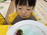 솔방울에 물감을 콕콕!