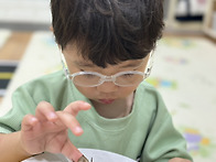 교실에 찾아온 매미 허물