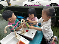 설거지 놀이? 동물 돌보기..