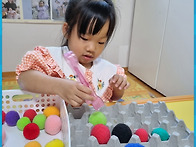 계란판에 색깔공을 옮겨요..