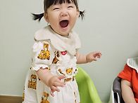 동물 인형을 안아..
