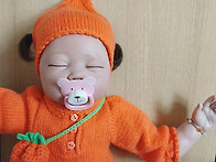 당근색 원피스와 삼각두건..