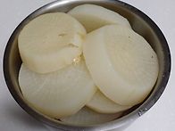 돼지갈비 에 무 넣고 조렸..