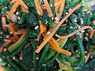 시금치 무침과 견과류 조림..