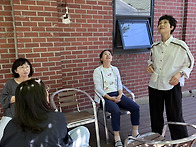 포도나무 그늘아래..