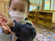 꽃잎을 날려요./ 손도장을..