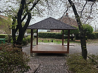 꽃닢은 하염없이 지고