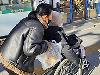 휠체어로 횡단보도를 건너..