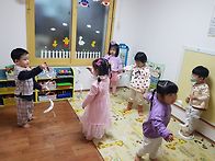 종이 뱀이 움직여..