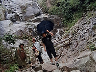 운악산 무지치폭포에서.