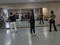 깔깔깔마님들 군무 열심이..