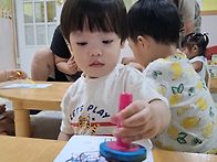 허수아비에 스탬프를 콩콩..