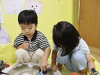 부릉부릉~ 자동차가 지나가..