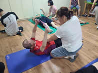 친구들과 스트레칭 밴드를..