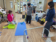 게이트볼과 볼링 활동을 ..