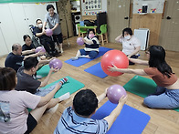 친구들과 미니 짐볼을 이용..