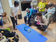 친구들과 함께 게이트볼 ..