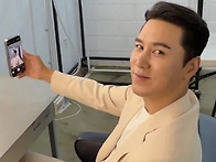 씨익 웃는다