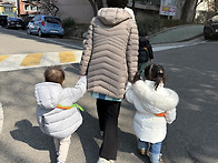 동생들과 놀이터에 놀러가..