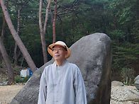 바위 곁에 서서