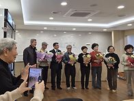 각 본당 회장님들께 꽃다발..
