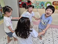 친구와 손잡고 달팽이 집을..