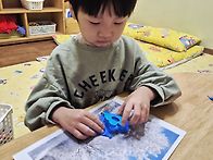 클레이로 눈덮인 산을 꾸며..