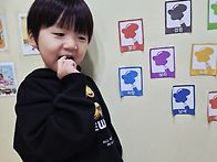 음악에 맞춰 색 물통을 흔..