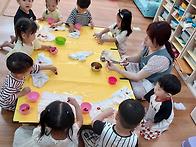 다양한 재료로 천에 염색해..