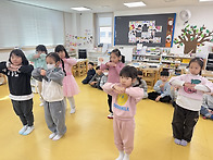 2.13 신부님께 세배 드리..