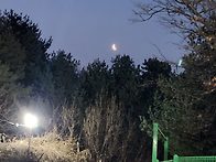 궁도장에서 본 그믐달 모습